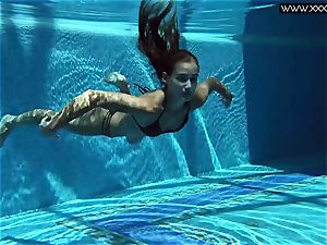 Tiffany Tatum peels off naked underwater